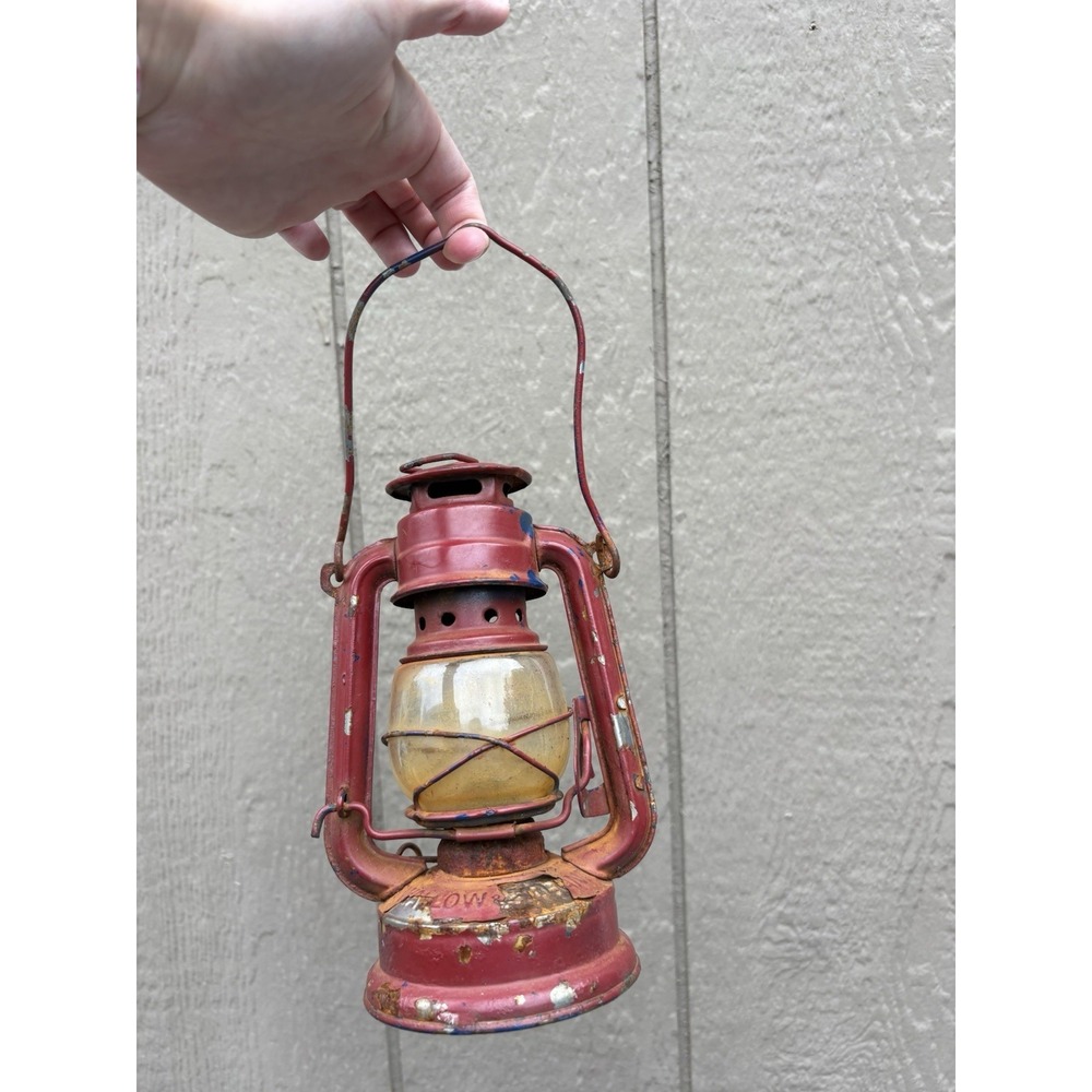 Vintage Wallow Brant Red‎ Kerosene Oil Lantern Lamp 10" Tall
